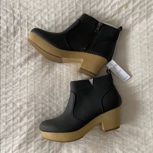 Old Navy Zip Clog Booties - Size 6